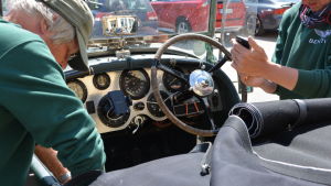 Hermann Lanfer och Ebi Roosen gör de sista justeringarna med sin Bentley inför sista etappen av sin resa. Hermann Lanfer och Ebi Roosen gör de sista justeringarna med sin Bentley inför sista etappen av sin resa.