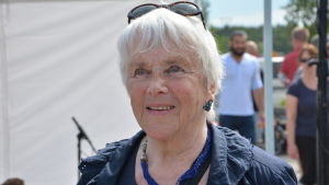 Det är mycket som ska klaffa under en potatisfestival och Mona Hemmer hoppas att någon yngre förmåga vill ta över nästa år. äldre dam med vitt grått hår och solglasögon står under ett tält på de vita pärons potatisfestival i nagu.