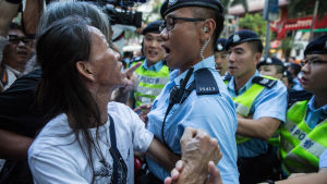 Demokratiaktivister grälar med polisen i Hongkong 1.7.2017. Demokratiaktivister grälar med polisen i Hongkong 1.7.2017