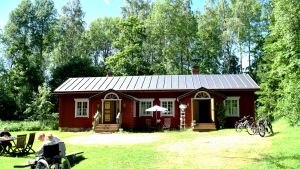 Här i Charlotta Lönnqvists torp Fanjunkars bodde Aleksis Kivi åren 1864-1871. Torpet revs under Porkalaparentesen, men återuppbyggdes i ursprunglig stil och invigdes 2006. Syskonparet Emilia och Katariina Kajasviita har öppnat café Fanjunkars.