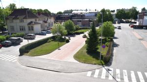 Parken mellan Villa Haga och busstationen brukar vanligtvis vara full med folk, säger företagarna och förbipasserande. Ett gammalt hus, en liten grön park och bussperronger