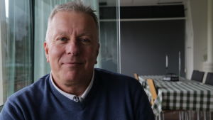 Peter Mattsson säger att IFK Mariehamns spelare vill träna och spela. Klubbdirektör Peter Mattsson sitter ner och ler.