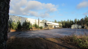 De nya lokalerna finns i Gebbelby som ligger mellan Ekenäs och Karis. Långsmal ljus industrihall i metall.