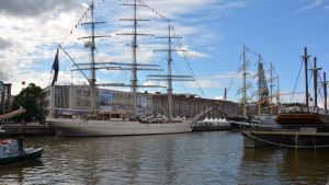 Fartygen och publiken brukar flockas vid Aura å under Tall Ship Races. Segelbåten Shabab Oman II i Aura å.