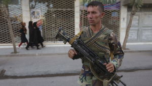 En afghansk regeringssoldat patrullerar på gatorna i provinsen Herat efter en blodig attack mot en moské på tisdag. En afghansk patrullerar på en gata i provinsen Herat.