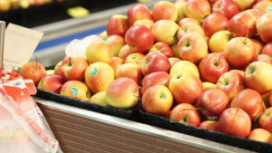 Gulröda äpplen i en matbutik.