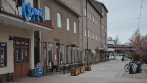 Berggatan är gågata utan speciella markeringar i detaljplanen, påtalar Regatta Resorts. Berggatan i Hangö.