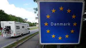 I avtalet med stödpartierna står det att gränskontrollerna till Danmark ska finnas kvar. En husbil passerar gränsen mellan Tyskland och Danmark i juni 2011.