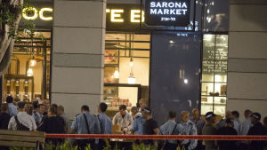 Skottlossningen utlöste panik och ett enormt säkerhetspådrag kring Sarona. Israels försvarsministerium och arméhögkvarter ligger mittemot, på andra sidan gatan Skottlossningen utlöste panik i Sarona och ett enormt säkerhetspådrag. Israels försvarsministerium och arméhögkvarter ligger mittemot, på andra sidan gatan