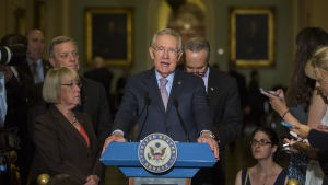 Senatens demokratiska ledare Harry Reid kritiserar FBI-cchefen i ovanligt hårda ordalag Senatens demokratiska ledare Harry Reid kritiserar FBI-cchefen i ovanligt hårda ordalag