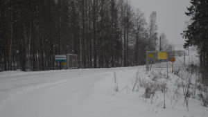 Infarten till gruvan i Svartå finns vid Hållsnäsvägen. En vit och turkos skylt där det står Nordkalk. Finns i Svartå.