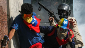 Demonstranter drabbar samman med polis i Caracas 20.5.2017 Demonstranter drabbar samman med polis i Caracas 20.5.2017
