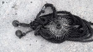 Ett av de redskap som Rune Råberg använder ofta är en sotarlina. Sotarlinan används i sotningsarbetet