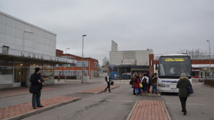 Busstationen på andra sidan järnvägsstationen ingår i planerna för resecentret. Människor köar till bussen mot Hangö i Karis.