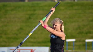 Bland annat en FM-medalj står på Hjerpes önskelista i sommar. Erica Hjerpe, stavhopperska i Vasa IS, 2015.
