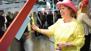 Nilla Hietamäki eller tant Blomsterhatt tar en selfie. Genom att aktivt använda sociala medier vill Tukes nå ungdomar. Nilla Hietamäki - eller tant Blomsterhatt - tar en selfie. Genom att aktivt använda sociala medier vill Tukes nå ungdomar.