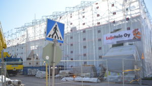 Renoveringen har skett i torra väderföhållanden - under ett massivt tält. bygg