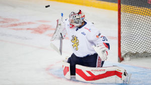 Säteri fick hoppas in på kort varsel. Harri Säteri stoppar puck i Helsingfors för Finlands herrlandslag.