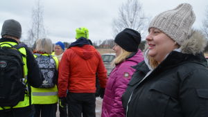 Thea Heike (närmast kameran) letade också ifjol efter läraren som försvann i terrängen i Sibbo. Anne och Thea Heike hjälper till att leta efter Harry Karjalainen.