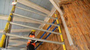 I paviljonen pågår nu arbetet med att skrapa bort färgen. Ett långsamt och hårt arbete, konstaterar Pekka Kemppainen som gör jobbet. pekka kemppainen tar bort målfärg i paviljongen på kokonudden