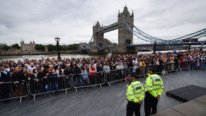 På måndagen deltog många i minnesstunden för offren i terrordådet vid London Bridge. På måndagen deltog många i minnesstunden för offren i terrordådet vid London Bridge.