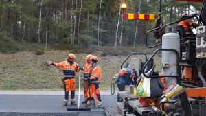 Vägarbetena längs 25:n utförs dagtid den här veckan och nattetid nästa vecka. Vägarbete vid Horsbäck i Raseborg