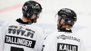 Stjärnbacken Henrik Tallinder håller nu tummarna för att även lagkaptenen Tomi Kallio ska fortsätta en säsong till. Henrik Tallinder och Tomi Kallio, TPS, hösten 2016.