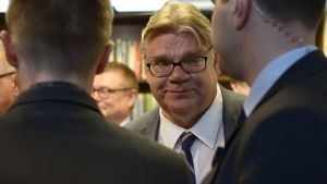 En leende Timo Soini strax efter att Nytt alternativ grundats. Soini ska enligt HS inte ha haft någon stor roll i grundandet av utbrytargruppen, men utan Soinis inflytande i regeringen hade planen knappast gått i lås. Timo Soini