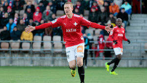 I år jublade Mikael Forssell för Helsingfors IFK men det hjälpte föga. Laget föll ur ligan efter relegationsmatcherna. Var det här sista säsongen för Mönchengladbachikonen? Mikael Forssell firar mål.