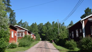 I Billnäs är naturen närvarande och många hus ligger omgivna av ett grönt landskap. hus vid väg