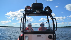 Andreas Hindrén till sjöss tillsammans med kollegan Tove Werner. Tove Werner och Andreas Hindrén från Ekenäs sjöräddare ombord på båten Interpersona rescue