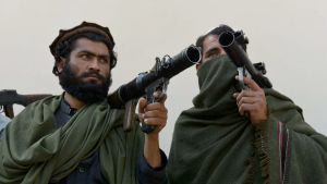 Talibanerna har ryckt närmare och omringat flera folkrika provinshuvudstäder. En del talibaner har lagt ner sina vapen och gjort fred med regeringen. Det här är två av 53 talibaner och medlemmar av IS som lade ner sina vapen i Jalalabad i östra Afghanistan