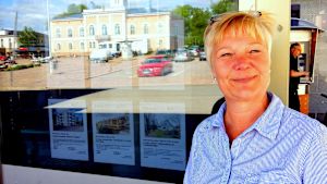 Jag kan absolut inte förstå varför en bostad är dubbelt mera värdefull innanför Ring 3, än här i Lovisa, säger fastighetsmäklaren Kerstin Rosenqvist. Kerstin Rosenqvist, fastighetsmäklare Aktia i Lovisa