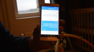 Senan Maisar Ahmed undrar om det är okej att en person kan bestämma att man ska skilja en man från hans fru och barn. En hand håller upp en telefon där det först syns en text på arabiska och under den en dålig översättning på engelska som ställer frågan om det är rätt att en person kan bestämma att man ska skilja åt en man från hans fru och barn. I bakgrunden syns en spj