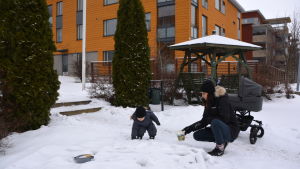 Familjen bor på västra åstranden i Borgå och det tog ungefär 50 minuter att köra därifrån till Hyvinge. Amanda Eshan med sonen Hugo.