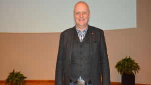 Bo Hejlskov Elvén har rötterna i Danmark men bor och verkar i Sverige. Bo Hejlskov Elvén, psykolog och författare, föreläste om problemskapande beteende i Vasa på torsdagen.