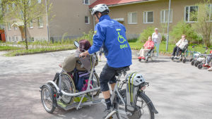 Kirsi Lindroos får skjuts av Ville Sevelius, det gick fort konstaterade hon efteråt. På den här cykeln går det att sätta fast en rullstol. de cyklar