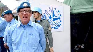 Fredsbevarare Juha Orkomies vill ha mera dialog mellan människor. Juha Orkomies, officerarepå Världen i byn.