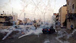 Israeliska säkerhetsstyrkor avfyrade tårgasgranater mot demonstranter utanför Ramallah på söndagen. Israeliska säkerhetsstyrkor avfyrade tårgasgranater mot demonstranter utanför Ramallah på söndagen. 23.7.2017.