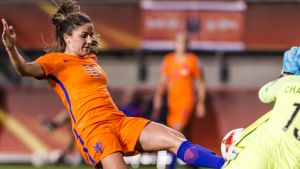 Danielle van de Donk gör 2-0. Danille van de Donk gör 2-0 mot England.