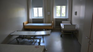 Rummen ses över. Alla ska få en säng. Olika typer av sängar och inkvartering för flyktingarna på Mjölbolsta sjukhus
