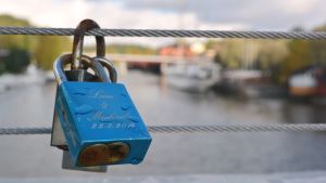 Kärlekslåsen är tillbaka. kärlekslås på den nyinvigda gångbron i borgå 25.09.15