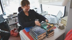 En av pojkarna vill se till att han har tillräckligt att läsa under påsken. Erica Skogster lånar ut. Biblioteksfunktionär Erica Skogster lånar ut böcker.