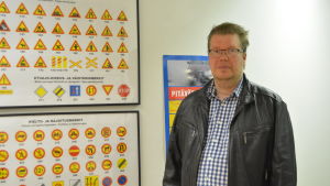 Miko Högström visar vilka trafikmärken som tillåter parkering för en funktionshindrad. Miko Högström.