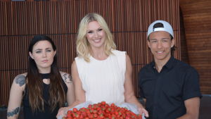 Miriam Bryant, Sanna Nielsen och Frans poserar med ett jordgubbsfat