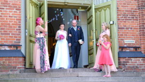 Carola och Sören Jordman firade bröllop inför hela Lovisa år 2016. Rosenbröllop i Lovisa.