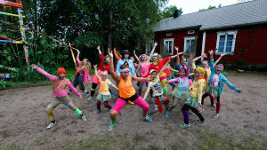 Djungelboken på Lurens ståtar med flickor i många roliga roller. Aporna dansar på Lurens sommarteater.