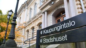 Då Borgå stad skötte telefonväxeln själv kostade den mer än den gör i dagens läge då Sonera sköter tjänsten för Borgås del. Borgå stadshus.