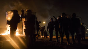 Migranter tände eld på soptunnor och drabbade samman med kravallpolis i "Djungeln" under natten till söndagen Migranter tände eld på soptunnor och drabbade samman med kravallpolis i "Djungeln" under natten till söndagen 23.10.2016