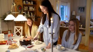 Julia, Nea och Maria blev bjudna på luciatårta. Östnylands luciatrio 2016 äter luciakaka.